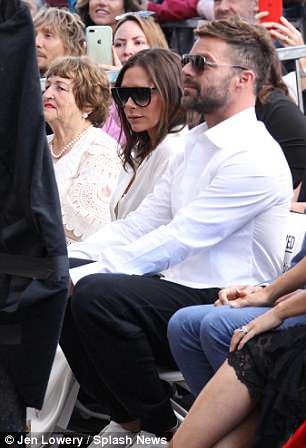 Victoria Beckham tới chúc mừng Eva Longoria nhận sao trên đại lộ danh vọng - 5
Ca sỹ Ricky Martin cũng có mặt để chúc mừng Eva - người từng xuất hiện trong MV Shake Your Bon Bon của anh