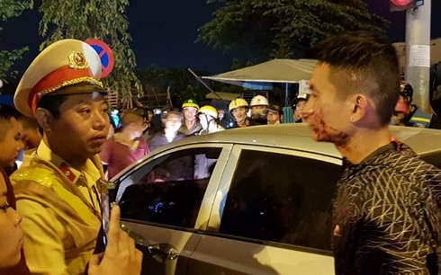 Tài xế đánh người rồi cố thủ trong ô tô, hàng chục người bao vây phản ứng - 1
Anh Nguyễn Tú Tài - người điều khiển xe máy chở vợ cùng con nhỏ - bị đánh chảy máu ở mặt.