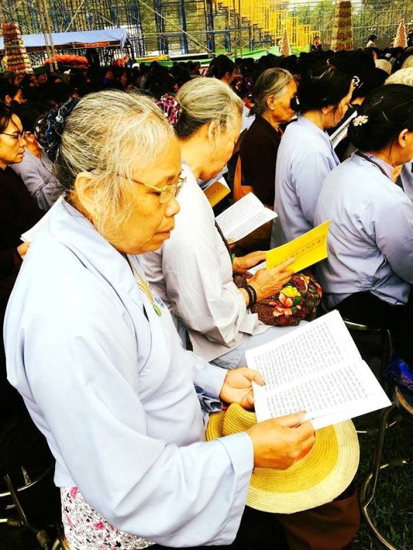 Họ cùng nhau dâng những lời kinh để nguyện xin Đức Phật.