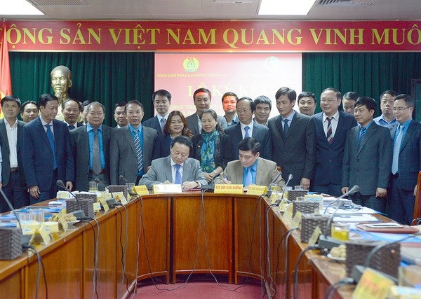 Phối hợp toàn diện trong bảo vệ tài nguyên, môi trường - 1 Bộ trưởng Trần Hồng Hà và Chủ tịch Tổng Liên đoàn Lao động Việt Nam Bùi Văn Cường ký kết chương trình phối hợp giai đoạn 2018 - 2023.