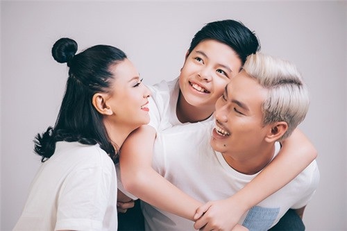 Bé Bom - con trai của anh và Cát Phượng chính là người “xúi” mẹ đến với người tình “kém” tuổi.