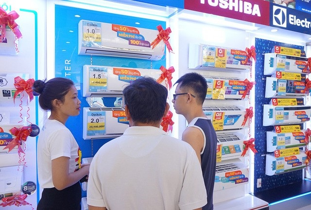 Đầu mùa nắng nóng, dân Sài Gòn tìm cách thuê điều hoà để giải nhiệt - 2 Nhiều khách hàng đang đắn đo chi phí giữa việc mua mới hoặc thuê máy lạnh