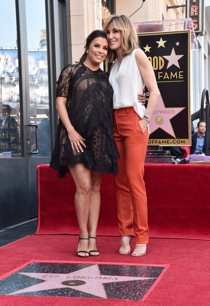 Victoria Beckham tới chúc mừng Eva Longoria nhận sao trên đại lộ danh vọng - 9
Eva Longoria bên bạn diễn cùng trong phim Những bà nội trợ kiểu Mỹ Felicity Huffman