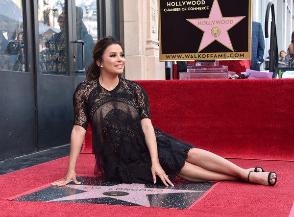 Victoria Beckham tới chúc mừng Eva Longoria nhận sao trên đại lộ danh vọng - 10 Victoria Beckham tới chúc mừng Eva Longoria nhận sao trên đại lộ danh vọng - 10