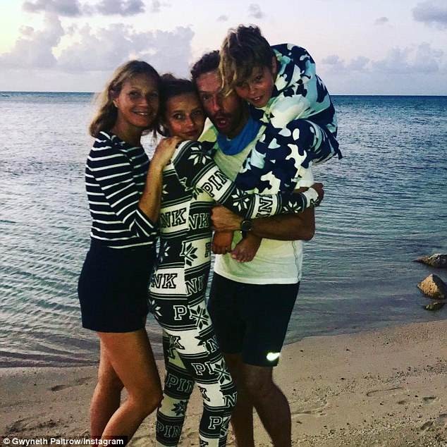 Gwyneth Paltrow hé lộ hình ảnh hiếm hoi trong đám cưới bí mật - 7
Gwyneth từng kết hôn với Chris Martin, thủ lĩnh nhóm Coldplay, và có hai đứa con.