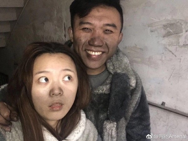 Cháy nhà, cặp vợ chồng trẻ vẫn vui vẻ... chụp ảnh “tự sướng” để khoe lên mạng - 1
Cặp vợ chồng trẻ với gương mặt ám khói đen sau vụ cháy