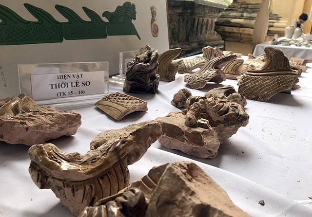 
Trung tâm Bảo tồn di sản Thăng Long – Hà Nội cho biết, các di vật thu được trong quá trình khai quật gồm các loại đồ dùng sinh hoạt, công cụ sản xuất và đặc biệt là hình vật kiến trúc qua các thời kỳ.
