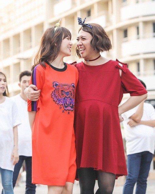 Trấn Thành, Trường Giang, Hứa Vĩ Văn… vác bụng bầu “làm loạn” phố đi bộ - 6
Cặp đôi khá hào hứng và vui vẻ, nữ ca sĩ cũng không xa lạ hay ngại ngùng với hình ảnh bà bầu của chồng