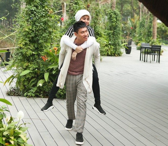 Mặc dù kém Cát Phượng đến 18 tuổi nhưng Kiều Minh Tuấn là người đàn ông chững chạc, luôn che chở cho Cát Phượng. (Ảnh: Dũng Đặng).