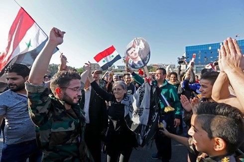 Trump có thực sự “hoàn thành nhiệm vụ” sau cuộc tấn công Syria? - 2
Người dân Syria đổ ra đường thể hiện sự ủng hộ với ông Assad sau cuộc tấn công tên lửa của Mỹ và đồng minh. Ảnh: AFP/Getty.