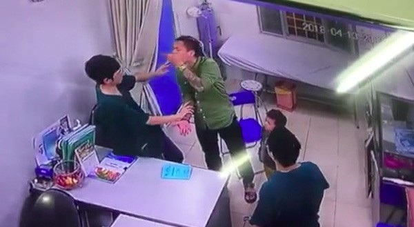 Bác sĩ BV Xanh Pôn bị đánh: Bác sĩ vẫn sẽ phục vụ những người đánh họ! - 2 Bác sĩ BV Xanh Pôn bị đánh: Bác sĩ vẫn sẽ phục vụ những người đánh họ! - 2