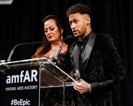 Neymar chống nạng “khoá môi” bạn gái xinh đẹp - 3 Neymar đã tham gia phát biểu tại sự kiện từ thiện