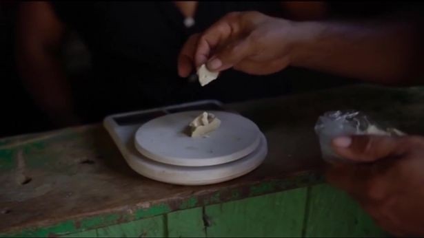 Ngôi làng hẻo lánh Colombia dùng cocaine thay tiền mặt - 2 Cocaine để đem cân trên chiếc cân đặc biệt.
