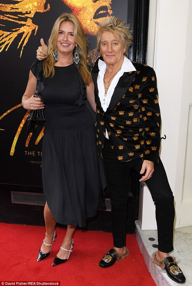 Ca sỹ 73 tuổi hạnh phúc bên vợ kém 27 tuổi - 2
Đôi vợ chồng nổi tiếng trông rất hạnh phúc khi nắm tay nhau bước trên thảm đỏ