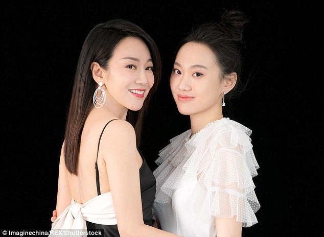 Minh tinh “tứ tuần” gây sốc với diện mạo trẻ trung như thiếu nữ - 1 Trong lần xuất hiện tại sự kiện mới đây, nữ diễn viên Diêm Ni (47 tuổi - trái) đã khiến công chúng sửng sốt khi cô đi bên con gái 20 tuổi. Họ trông như thể hai chị em.