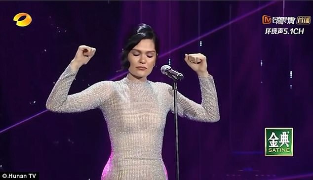 Kinh ngạc nữ ca sĩ chuyên chấm thi hát “lặn lội” đi làm thí sinh - 1 Jessie J đã giành giải quán quân tại một cuộc thi hát dành cho các ca sĩ chuyên nghiệp. Cuộc thi đã vừa kết thúc vào cuối tuần qua sau ba tháng rưỡi tranh tài.