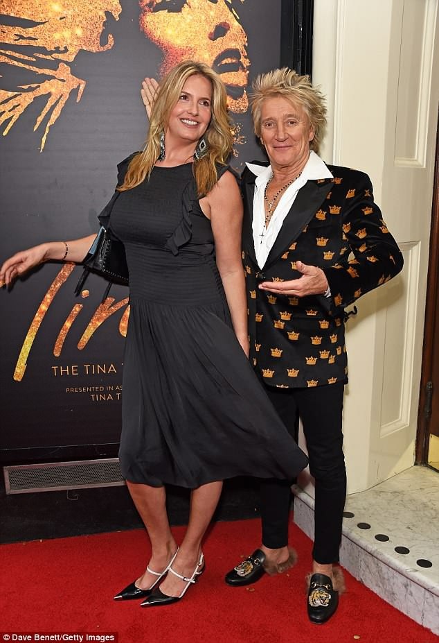 Ca sỹ 73 tuổi hạnh phúc bên vợ kém 27 tuổi - 3
Rod Stewart - ở tuổi 73 vẫn rất phong độ và trẻ trung với trang phục hàng hiệu