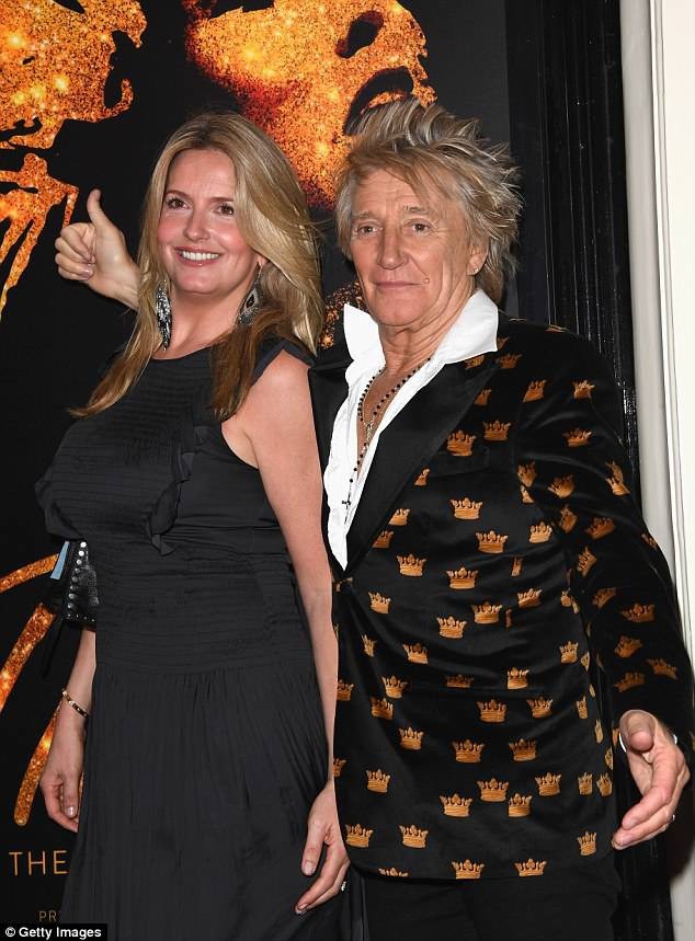 Ca sỹ 73 tuổi hạnh phúc bên vợ kém 27 tuổi - 4
Người mẫu U50 Penny Lancaster xinh đẹp và quyến rũ hơn nhiều so với tuổi thật