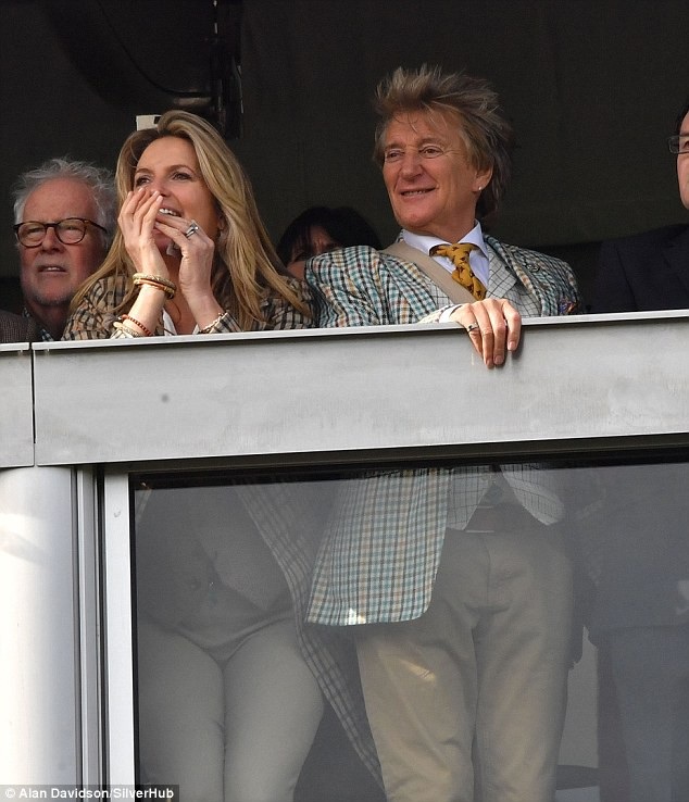 Ca sỹ 73 tuổi hạnh phúc bên vợ kém 27 tuổi - 6
Đôi vợ chồng giàu có đã có với nhau 2 con trai năm nay 13 tuổi và 7 tuổi