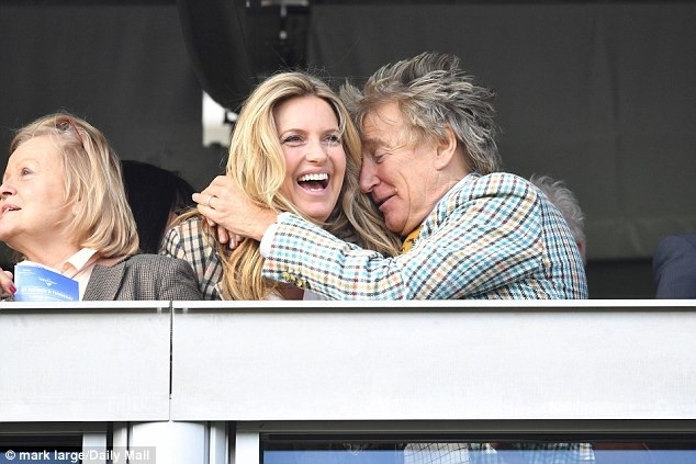 Ca sỹ 73 tuổi hạnh phúc bên vợ kém 27 tuổi - 7
Penny Lancaster là người vợ thứ 3 của ca sỹ nổi tiếng đào hoa và giàu có của xứ sương mù.