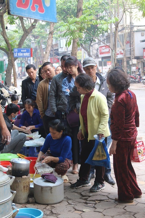 Người Hà Nội xếp hàng dài mua bánh trôi, bánh chay ăn tết Hàn thực - 5 Người bán hàng làm việc liên tay mới đáp ứng đủ nhu cầu người mua