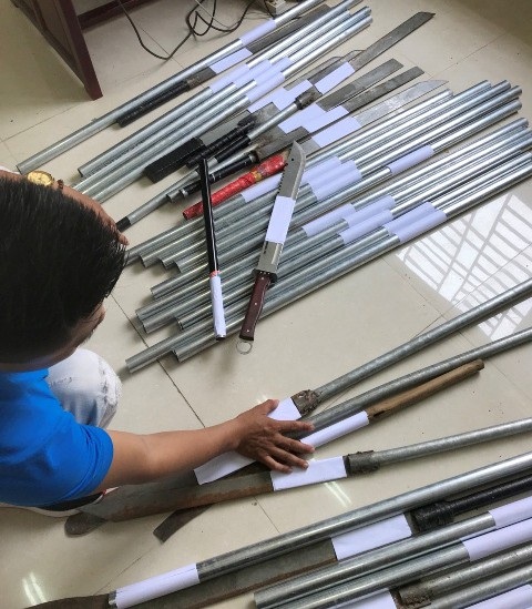 Ngăn chặn hai nhóm thanh niên dùng “hàng nóng” xử nhau - 1 Số “hàng lạnh” bị thu giữ (Ảnh: Công an Điện Bàn)