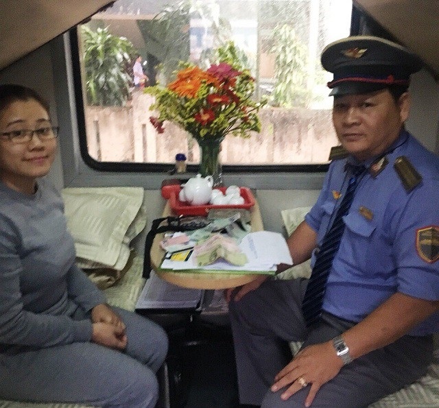 Rút 300 triệu đi mua đất, bỏ luôn tại quán cà phê - 2 Sau khi nhân viên tàu SE8 phát hiện chiếc ví bỏ quên, Tổ tàu đã lập biên bản, kiểm tra và liên hệ để sớm trả lại cho chủ nhân