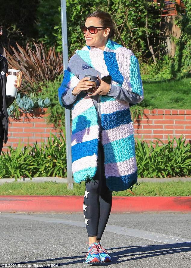 
Jennifer Garner đón tuổi 46 bằng một buổi tập luyện cùng ly cafe sớm với bạn gái.
