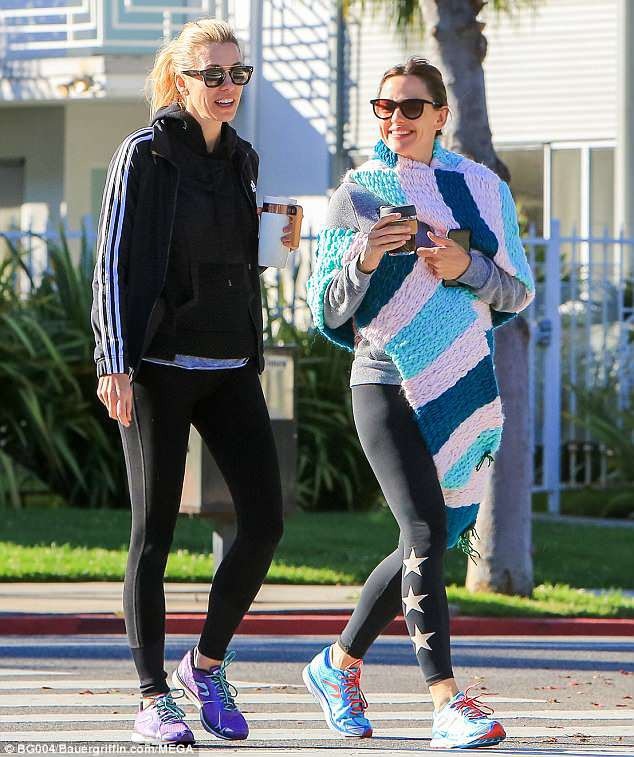 
Nữ diễn viên nổi tiếng trông rạng ngời hạnh phúc và tươi tắn.
