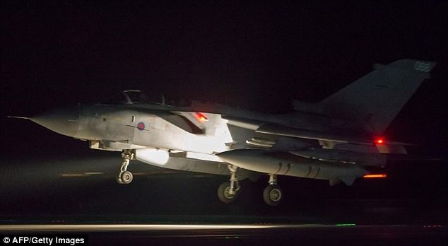 Anh lộ điểm yếu khi tham gia không kích Syria - 1
Máy bay chiến đấu Tornado của Anh tham gia không kích Syria ngày 14/4. (Ảnh: AFP)