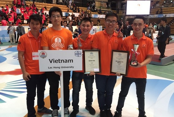 Chọn trường ĐH: 3 câu hỏi cần thực tế và nghiêm túc trả lời - 1
Đội tuyển robot NICESHOT (trường Đại học Lạc Hồng) tại cuộc thi sáng tạo Robocon châu Á - Thái Bình Dương tháng 8/2017 tại Nhật Bản – những “thanh niên” của tuổi trẻ rực rỡ!
