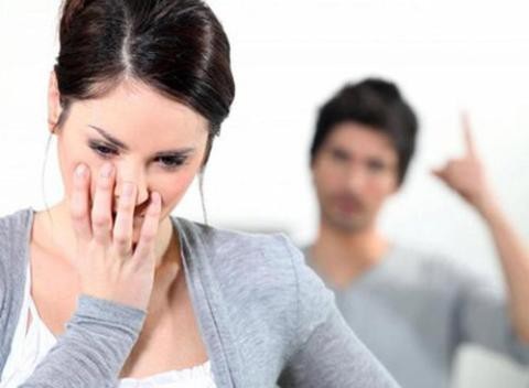 Sốc với lý do ly hôn hoang đường: Phát hiện áo ngực “giống hệt của vợ” ở bụi cây đầu ngõ - 1 Chỉ chào anh hàng xóm, Hằng cũng bị Phong mạt sát (Ảnh minh họa IT)