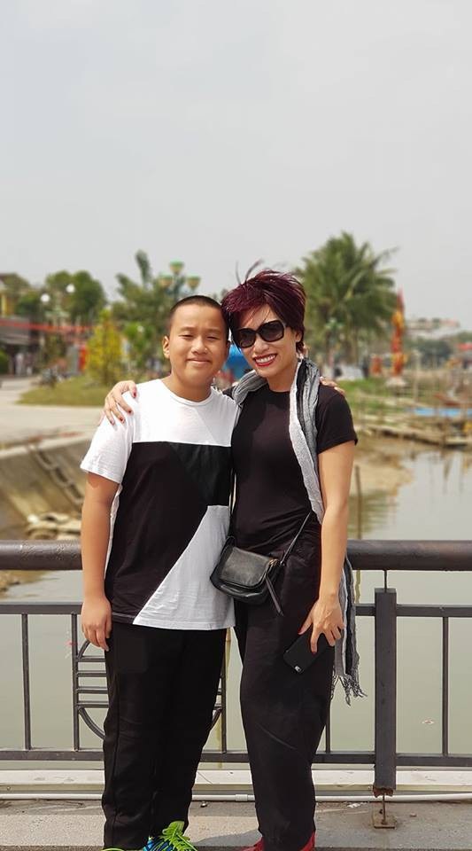 Trần Ly Ly và con trai đầu.