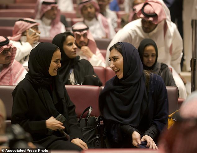 Có gì trong rạp chiếu phim điện ảnh đầu tiên ở Ả Rập Saudi? - 1
Mới đây, rạp chiếu đầu tiên, những suất chiếu phim đầu tiên đã được mở ra tại Ả Rập Saudi, người dân ở thủ đô Riyadh rất háo hức với trải nghiệm mới.