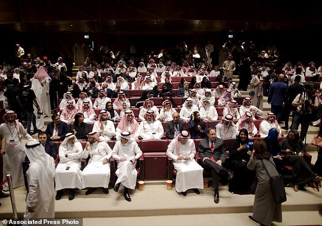 Có gì trong rạp chiếu phim điện ảnh đầu tiên ở Ả Rập Saudi? - 3
Để phù hợp với chuẩn mực xã hội ở Ả Rập Saudi, sau này, tùy từng phim, sẽ có những suất chiếu mở ra cho cả người xem nam và nữ, nhưng cũng sẽ có phim phân tách phòng chiếu riêng dành cho hai giới.