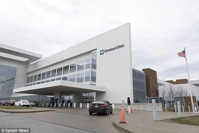 
Khloe Kardashian sinh con gái True tại bệnh viện Cleveland cách đây 1 tuần, dù bạn trai phản bội cô chỉ vài ngày trước khi cô sinh nhưng Khloe vẫn cho anh này vào phòng lúc cô sinh nở
