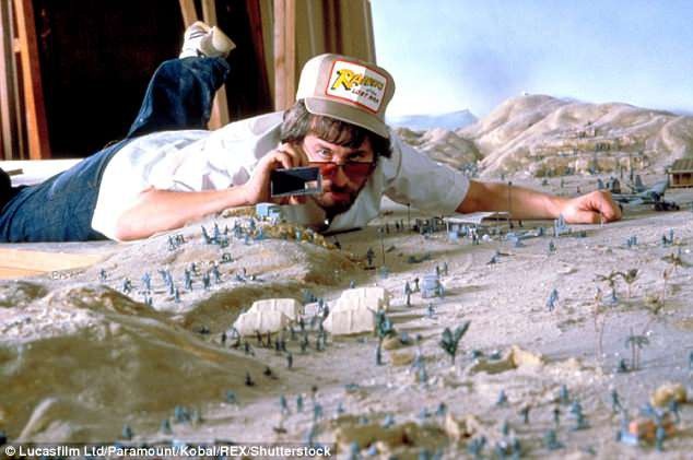 Đạo diễn đầu tiên trong lịch sử điện ảnh cán mốc doanh thu 10 tỷ USD - 2 Đạo diễn Steven Spielberg trên phim trường “Raiders Of The Lost Ark” (Indiana Jones và Chiếc rương thánh tích - 1981).