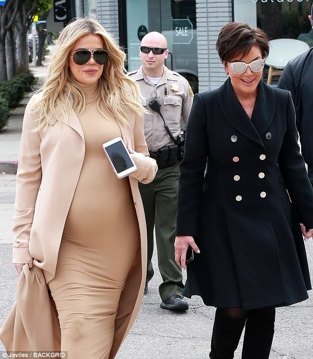 
Tuy nhiên hiện tại Khloe chưa quyết định có hàn gắn với bạn trai hay không nên cô một mình chăm sóc con gái nhỏ còn bạn trai cô sống tại một chung cư gần đó
