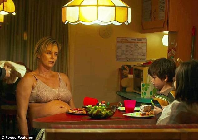 
Hình ảnh Charlize trong bộ phim mới, cô chia sẻ, thời gian quay phim này, 2 con trai nuôi của cô đều nghĩ mẹ đang có bầu
