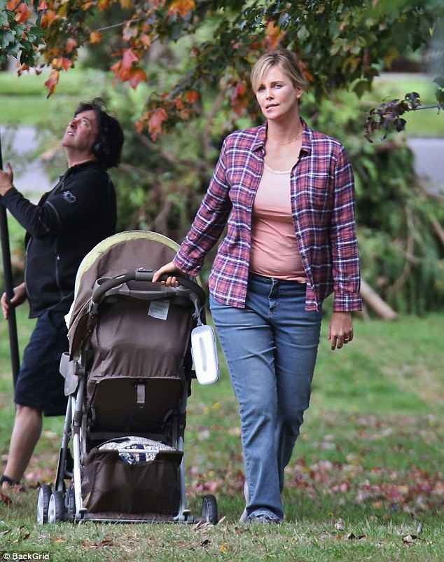 
Charlize vào vai bà mẹ ba con Marlo trong phim mới Tully. Phim sẽ ra mắt khán giả vào ngày 4/5 tới.
