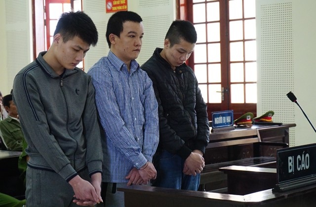 Nước mắt người mẹ có con trai bị đoạt mạng khi vừa tốt nghiệp đại học - 1 Từ phải qua: Lương Văn Vọng, Kha Văn Vũ và Kha Ngọc Quý tại phiên tòa