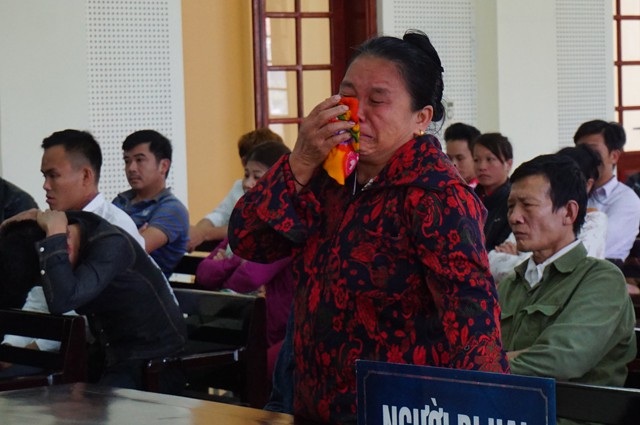 Nước mắt người mẹ có con trai bị đoạt mạng khi vừa tốt nghiệp đại học - 2 Bà Lô Thị Miện - mẹ nạn nhân Lô Văn Mạnh nhiều lần bật khóc khi nhắc đến người con trai vừa tốt nghiệp đại học đã bị nhóm thanh niên bản đoạt mạng