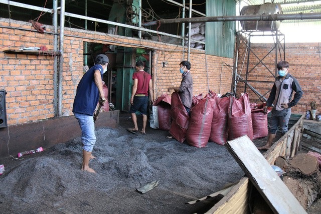 Chất độc trong pin dùng nhuộm cà phê nguy hiểm cỡ nào? - 1 Để tiết kiệm chi phí sản xuất, một cơ sở sản xuất cà phê ở Đắk Nông là trộn pin với vỏ cà phê đưa ra thị trường. Ảnh: Dương Phong