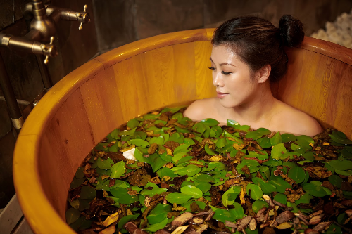 Tắm lá thảo mộc trứ danh của người Dao cũng là trải nghiệm đáng nhớ tại Chi Spa.