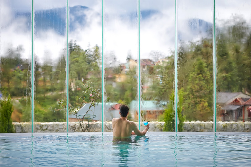 Du khách không nên bỏ qua những giây phút thư giãn trong bể bơi nước nóng tràn bờ và ngắm nhìn dãy Hoàng Liên Sơn hùng vĩ.