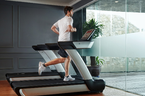 Phòng gym hiện đại giúp du khách giữ dáng trong những ngày xả hơi.