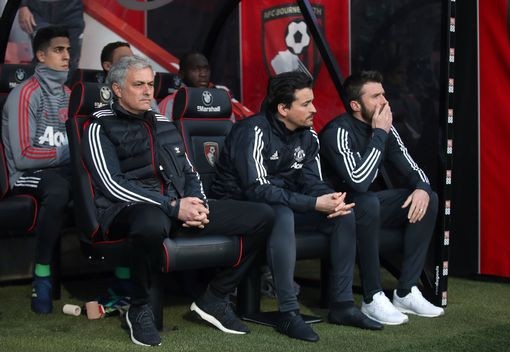 Mourinho tố Chelsea nói dối về chuyện đẩy Salah ra đi - 2
Mourinho (ngoài cùng bên trái hàng trên) hiện đang dẫn dắt MU