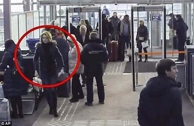 Nga công bố video con gái cựu điệp viên trước khi bị tấn công tại Anh - 1 Yulia Skripal có mặt tại sân bay Sheremetyevo trước khi tới Anh (Ảnh: AP)