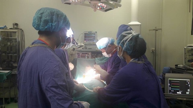 Bác sĩ chỉ kinh nghiệm “nhận diện” nguy cơ bị hành hung - 2 Có những ca phẫu thuật kéo dài nhiều giờ đồng hồ, kết quả không biết có cứu được bệnh nhân hay không, nhưng các bác sĩ vẫn luôn lựa chọn thực hiện.