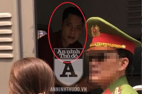 Vụ xe bán tải đâm, kéo lê người hàng trăm mét ở Ô Chợ Dừa: Áp giải lái xe về trại giam - 1 Vũ Hoàng Dương nhanh chóng bị đưa lên xe chuyên dụng của cảnh sát để tới trại tạm giam. Ảnh: Trung Hiếu